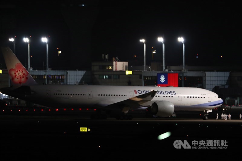 接回滯留中國湖北的台灣民眾類包機,29日晚間10時20分左右降落桃園機場,153名旅客順利返台。中央社記者王騰毅攝 109年3月29日