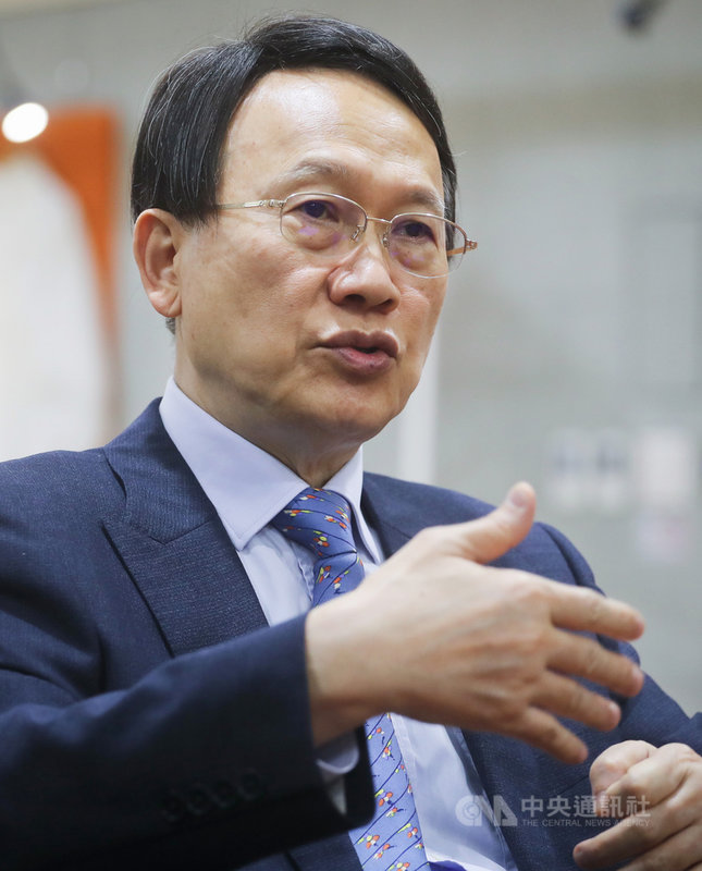 政府提前部署防疫工作時,聚陽同樣提前布局生產節奏。聚陽董事長周理平表示,過年前夕就提醒研發團隊,是時候把SARS時期的研發成果拿出來「複習」。中央社記者裴禛攝 109年3月29日