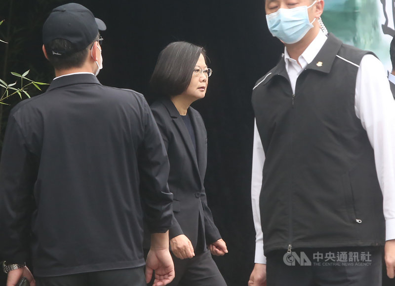 總統蔡英文(中)30日上午前往台北市第一殯儀館,出席總統府國策顧問黃承國父親公祭。中央社記者鄭傑文攝 109年3月30日