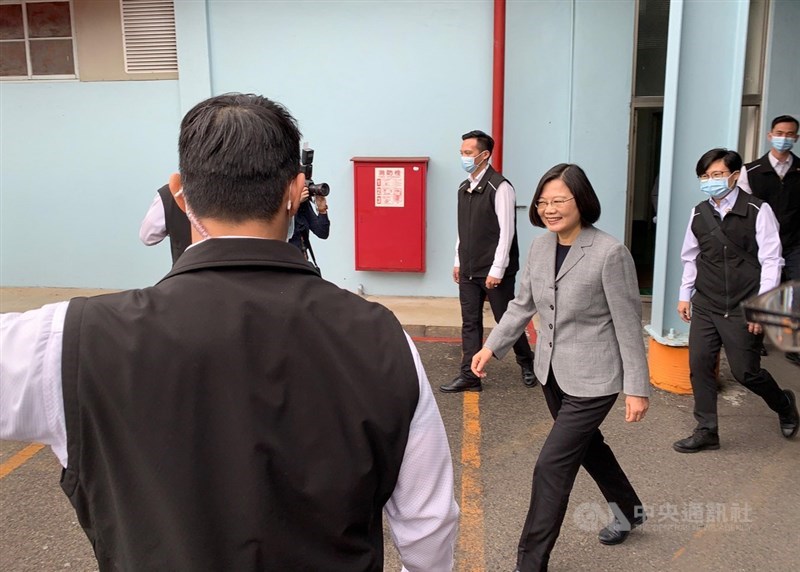 總統蔡英文(右3)30日上午前往桃園中壢區,訪視製造醫療衛材的敏成股份有限公司。中央社記者葉臻攝 109年3月30日