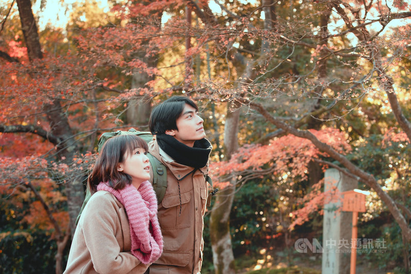 台語劇集「若是一個人」2019年12月初赴日本京都取景，演員孫可芳（左）和宋柏緯（右）首次去日本拍戲，剛好趕上當地楓葉楓紅，將美景盡收眼底。（華視提供）中央社記者葉俐緯傳真　109年3月30日