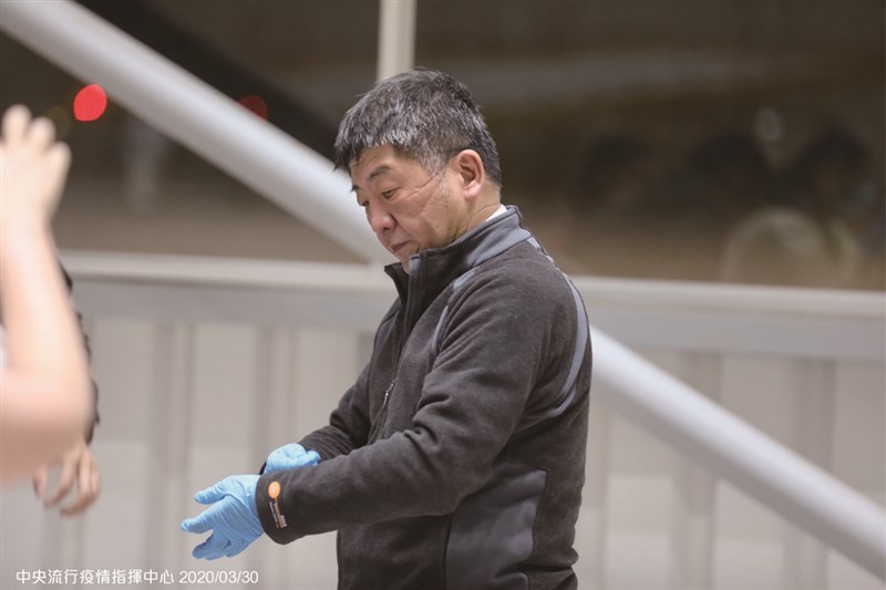 153名滯留中國湖北的台灣民眾29日深夜搭乘湖北類包機返台,乘客下機後隨即由相關人員進行防疫檢查,中央流行疫情指揮中心指揮官陳時中也親自到場。(中央流行疫情指揮中心提供)中央社記者陳偉婷傳真 109年3月30日