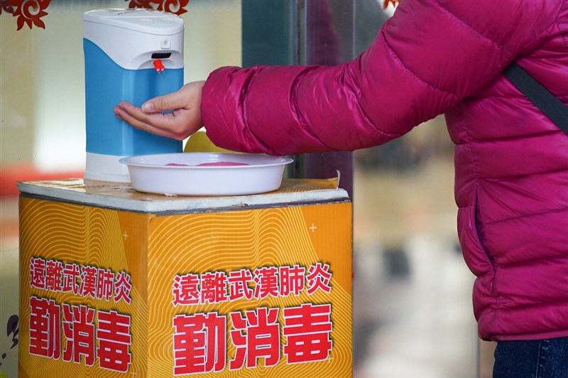 台南市立安南醫院精神科醫師蘇冠賓在論文中表示,武漢肺炎是高感染、低致命性的疾病,除戴口罩、勤洗手外,提高個人免疫力是防疫最重要的基礎。(中央社檔案照片)