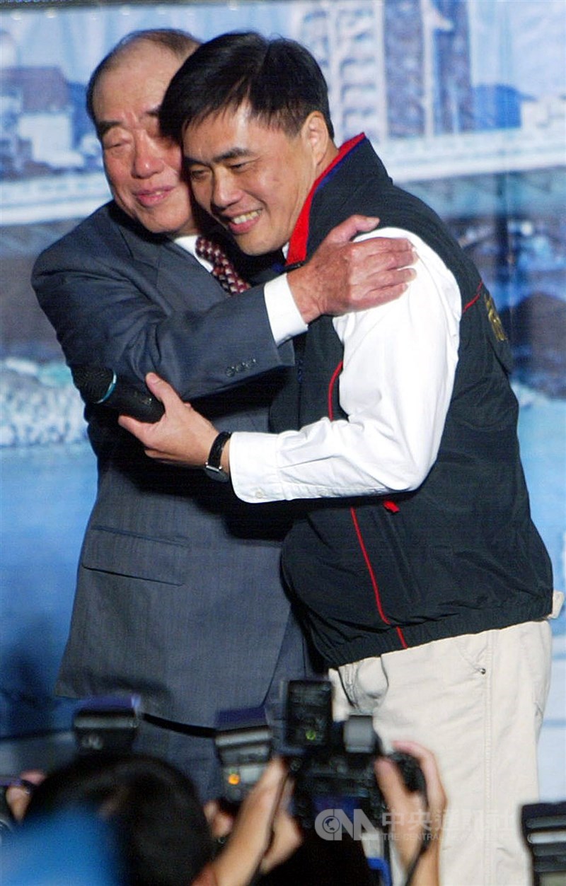 外表嚴肅,軍人個性鮮明的郝柏村(左),在家裡其實扮演著「慈父」的角色。圖為2006年郝龍斌(右)當選台北市長,兩人擁抱畫面。(中央社檔案照片)