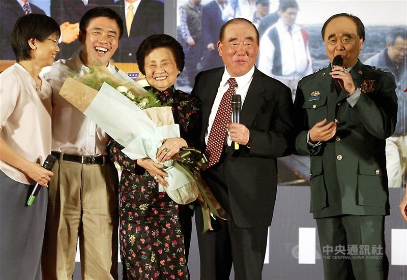 前行政院長郝柏村(右2)和相守68載的妻子郭菀華(左3)鶼鰈情深,郭菀華2018年過世,郝柏村含淚對她說「謝謝妳,我要永遠和妳在一起」。圖為2006年郝龍斌(左2)參選台北市長舉行母親節感恩晚會,全家人對郭菀華獻花。(中央社檔案照片)