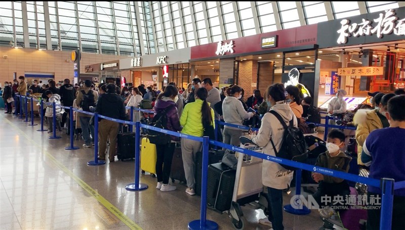 第二班湖北「類包機」30日晚間自上海起飛,接回滯留中國湖北的214名台灣人。中央社記者沈朋達上海攝 109年3月30日