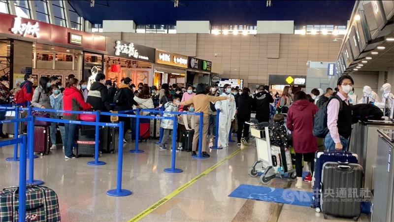 第二班湖北「類包機」30日晚間8時許自上海起飛,搭載的214名國人,預計將於晚間10時許回到台灣。中央社記者沈朋達上海攝 109年3月30日