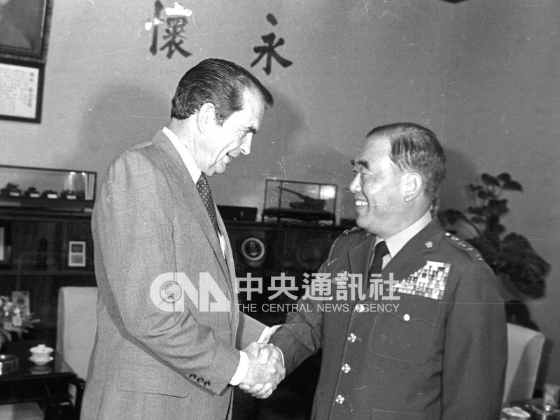 曾任參謀總長、國防部長、行政院長的郝柏村(右)30日逝世。圖為1983年7月時任參謀總長郝柏村接見美國前參謀長聯席會議主席瓊斯上將(左)。(中央社檔案照片)