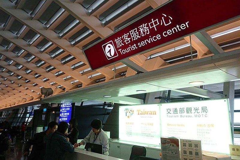 觀光局派駐桃園機場一名員工,奉命接待觀光局主管返台兒子,兩人都確診感染武漢肺炎。圖為觀光局在桃園機場一航廈的旅客服務中心。(圖取自觀光局網頁taiwan.net.tw)