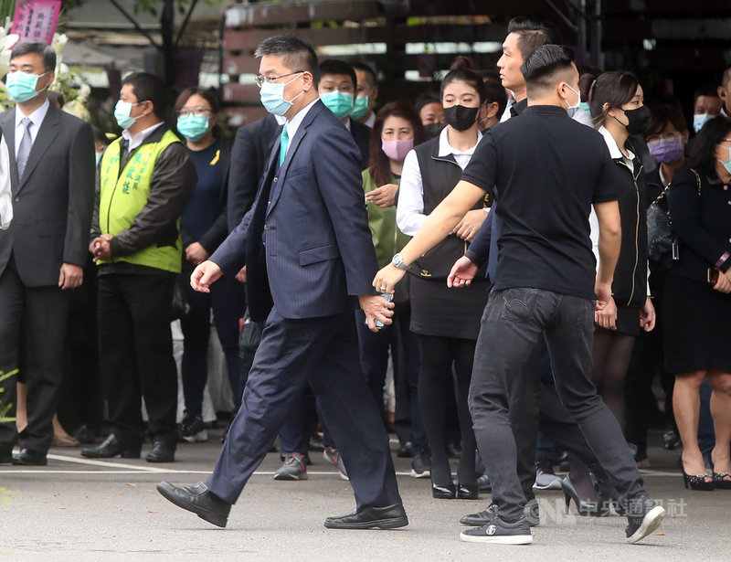 總統府國策顧問黃承國父親黃永盛30日在台北市第一殯儀館舉行公祭,內政部長徐國勇(前左)等政要到場致哀。中央社記者鄭傑文攝 109年3月30日
