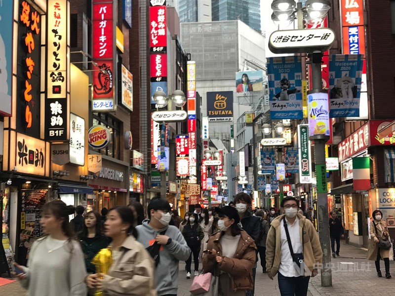 東京30日新增13人確診感染武漢肺炎。東京都知事小池百合子呼籲市民盡量不要出門。不過,東京鬧區仍現人潮。圖為3月27日傍晚東京澀谷街頭一景。中央社記者楊明珠東京攝 109年3月30日