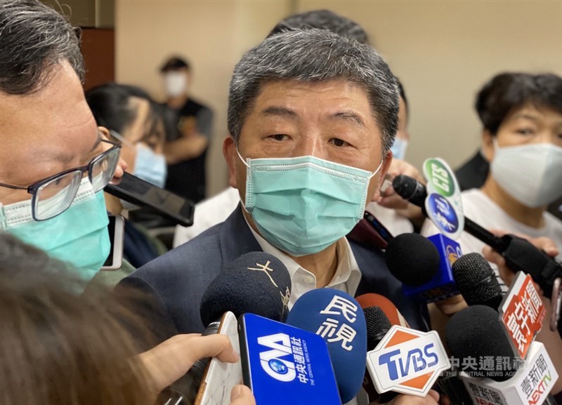 衛生福利部長陳時中(中)31日談及是否普篩時表示,如果花很大力量注意無症狀者,卻篩不到病毒量,等被篩者發病時就以為自己沒感染,仍趴趴走,那時風險最高。(中央社檔案照片)