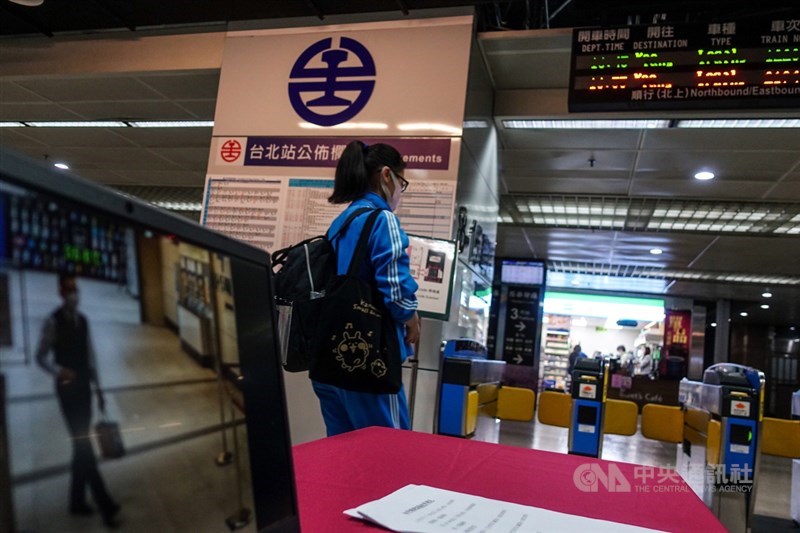 台鐵說,明天可完成192座有人服務的車站量測體溫,其中包括22座旅運量較大的車站。圖為台鐵台北車站通勤人潮。中央社記者吳家昇攝 109年3月26日