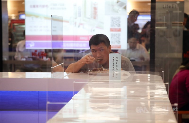 武漢肺炎持續延燒,指揮中心將發布社交距離指引,指揮官陳時中31日表示,現階段先採軟性做法,盼民眾自律,包含戴口罩、室內保持1.5公尺等。圖為台北市政府地下餐廳109年3月26日民眾用餐情形。中央社記者張新偉攝 109年3月31日