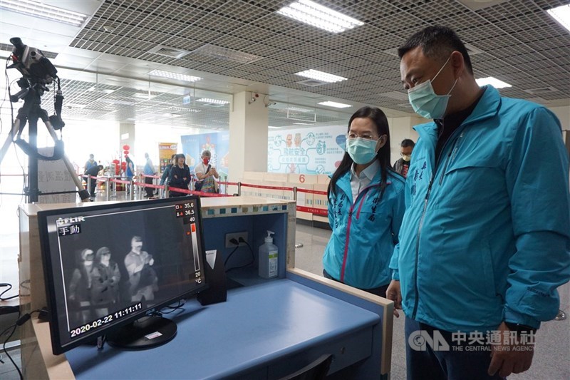 民航局轄下各航空站,4月1日起在安檢線實施體量測,2次量測額溫達37.5度,禁止搭機。圖為金門尚義機場2月22日開始實施紅外線監測儀體溫監測。中央社記者黃慧敏攝 109年2月22日