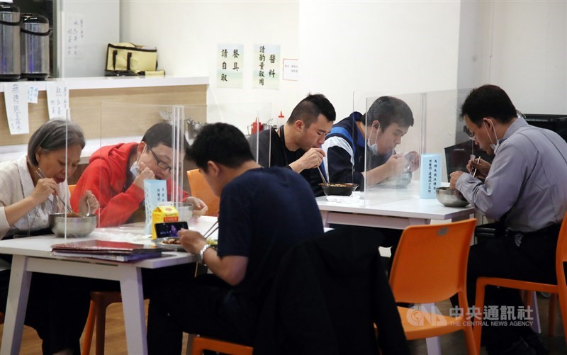 武漢肺炎(2019冠狀病毒疾病,COVID-19)疫情持續延燒,中央流行疫情指揮中心31日指出,目前初步規劃,在非特定人場所,室外社交距離建議應至少保持1公尺,室內至少1.5公尺。圖為台北市政府地下餐廳109年3月26日民眾隔著透明擋板用餐。中央社記者張新偉攝 109年3月31日