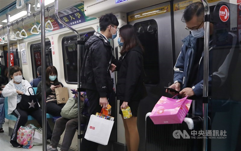 交通部長林佳龍31日表示,4月1日起旅客戴口罩才能進站搭乘大眾運輸。(中央社檔案照片)