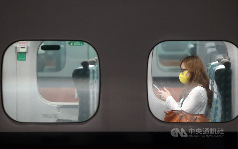 台灣高鐵配合政府防疫措施,自4月1日起,要求旅客搭乘高鐵自備口罩並全程配戴。若進站前不及準備口罩者,站內超商可購買泡棉口罩。中央社記者鄭傑文攝 109年3月31日