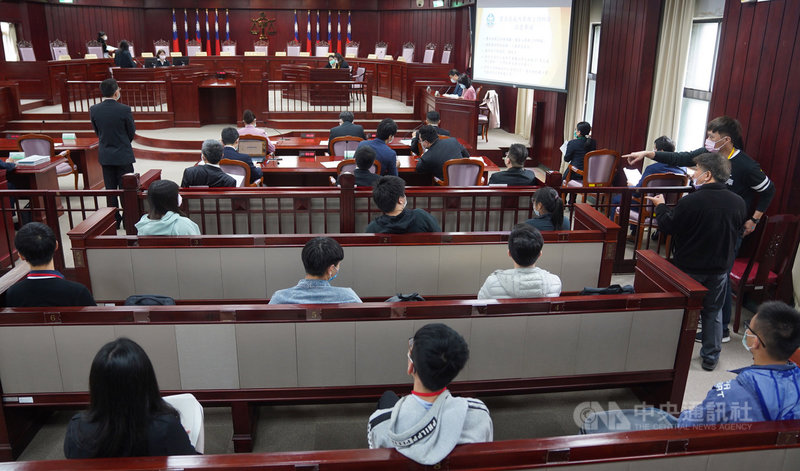 中華民國刑法通姦罪是否除罪化,台灣苗栗地方法院法官日前向大法官聲請釋憲。大法官31日上午9時在憲法法庭言詞辯論,並開放民眾旁聽。因2019冠狀病毒疾病(COVID-19,武漢肺炎)疫情嚴峻,民眾旁聽席採梅花座,拉開間隔距離。中央社記者徐肇昌攝 109年3月31日