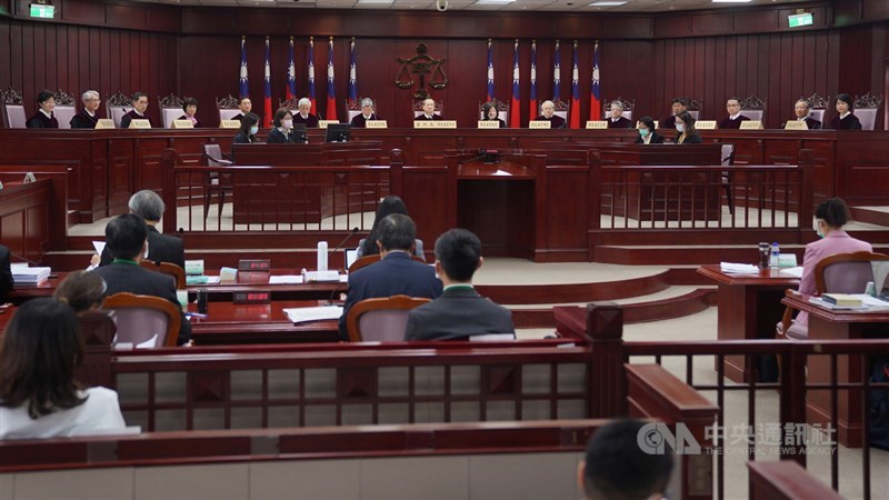 中華民國刑法通姦罪是否除罪化,台灣苗栗地方法院法官日前向大法官聲請釋憲。大法官31日上午在憲法法庭言詞辯論,邀聲請人、相關機關等出庭表示意見,開放民眾旁聽。中央社記者徐肇昌攝 109年3月31日