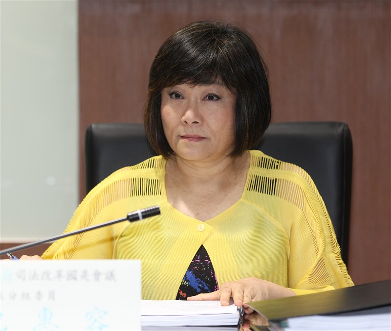 司改國是會議第五分組第六次會議18日通過通姦除罪化決議。第五分組委員紀惠容(圖)、賴芳玉、林志潔等人解釋,刑法通姦罪的存在,於性別平權意識尚未發展、台灣性平法制多有缺漏的年代,有其保護弱勢配偶的功能。中央社記者張皓安攝 106年5月18日