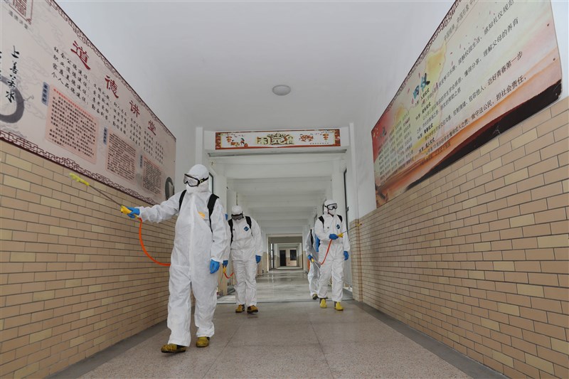 中國國家衛生健康委員會通報,武漢肺炎30日新增確診病例48例,均為境外移入。圖為防疫人員在江蘇一所校園進行消毒。(中新社提供)