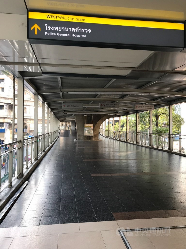 泰國從3月26日凌晨起進入緊急狀態,市中心連結捷運BTS暹羅站和奇隆站的天橋空無一人。中央社記者呂欣憓曼谷攝 109年3月27日