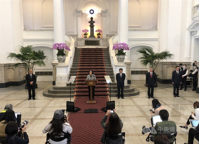 總統蔡英文(後左2)1日在總統府敞廳針對武漢肺炎防疫和因應發表談話,行政院長蘇貞昌(後左)、衛福部長陳時中(左3起)、經濟部長沈榮津、外交部長吳釗燮都出席記者會;不只台下記者座位拉大間距,台上官員也保持防疫社交距離。中央社記者鄭傑文攝 109年4月1日