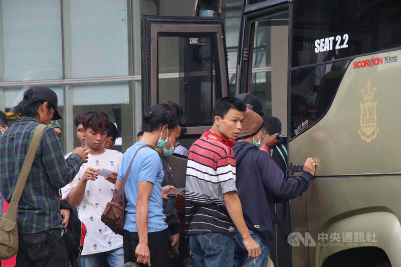印尼首都雅加達有許多外來人口,許多經濟活動因武漢肺炎停擺,許多暫時失業的人選擇在齋戒月前返鄉。圖為民眾3月28日在雅加達的布洛格邦客運站搭車。中央社記者石秀娟雅加達攝 109年4月1日