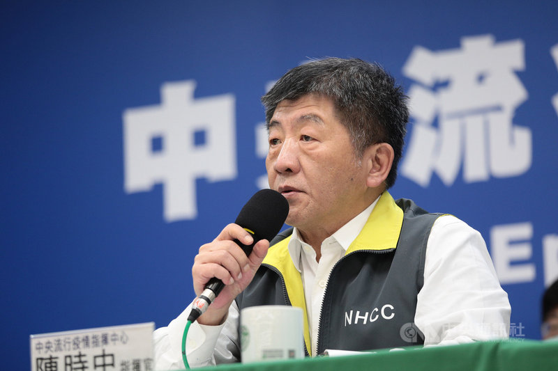 武漢肺炎疫情持續延燒，中央流行疫情指揮中心指揮官陳時中1日宣布「社交距離注意事項」，明訂室內應保持1.5公尺、室外保持1公尺距離，若雙方正確佩戴口罩，則可豁免社交距離。（中央流行疫情指揮中心提供）中央社　109年4月1日