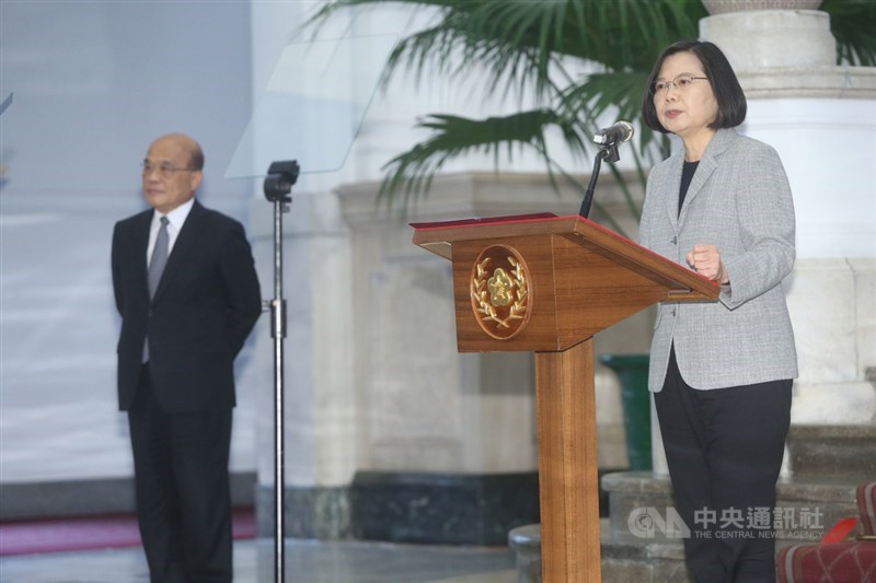 總統蔡英文(右)1日在總統府敞廳針對武漢肺炎防疫和因應發表談話,行政院長蘇貞昌(左)也出席記者會,並保持防疫社交距離。中央社記者鄭傑文攝 109年4月1日