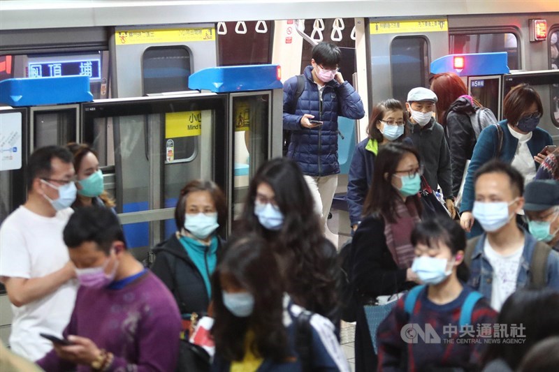 中央流行疫情指揮中心指揮官陳時中1日表示,上下班時搭捷運難以間隔,建議戴口罩。圖為1日上午台北捷運多數民眾乘車都有戴口罩,加強防疫。中央社記者王騰毅攝 109年4月1日