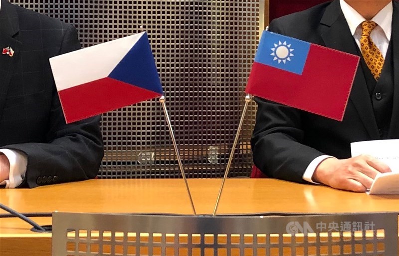 華爾街日報披露,歐洲反中情緒蔓延,捷克參議院議長維特齊8月底率領政商學界共90人訪問台灣,中國駐捷克大使張建敏去電表達不滿時,一名捷克官員將話筒放在桌上,毫不理會張建敏的抱怨內容。(中央社檔案照片)