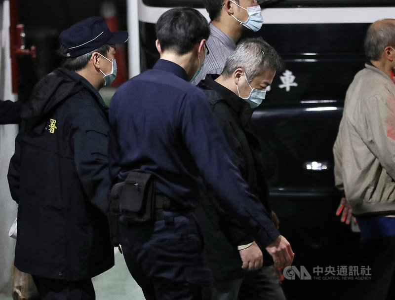 遠航董事長張綱維(前左3)涉案遭聲押,但法院裁定新台幣800萬元交保,檢方抗告後,高院撤銷交保裁定,台北地院2日重開羈押庭,諭令張綱維羈押禁見。中央社記者張皓安攝 109年4月2日