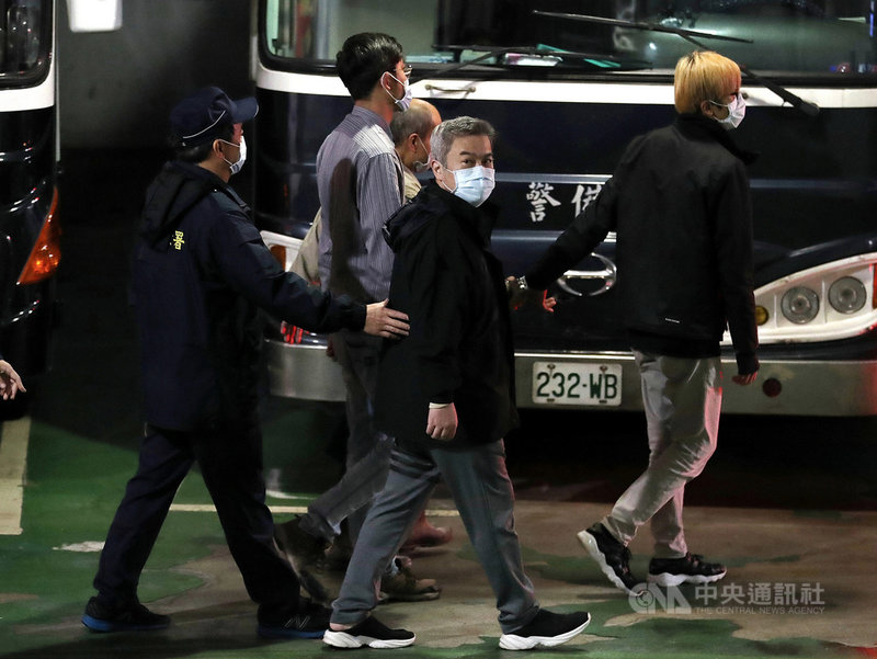 台北地院2日重開遠航董事長張綱維(前左2)羈押庭,諭令張綱維羈押禁見。中央社記者張皓安攝 109年4月2日