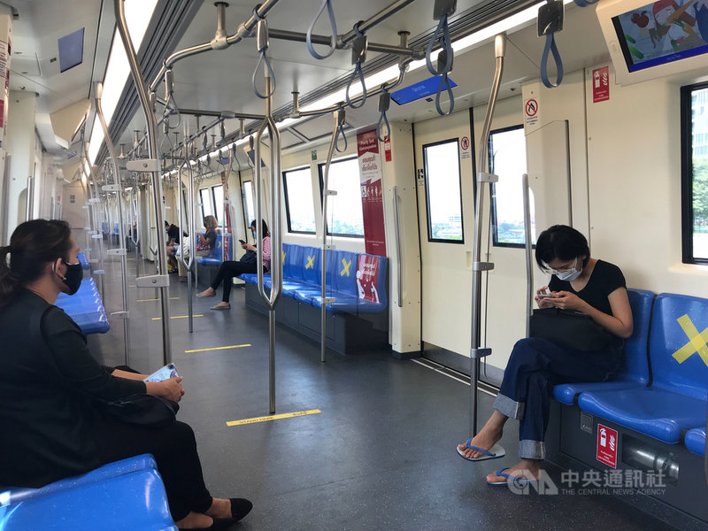 泰國近兩週武漢肺炎確診病例以每天百例速度增加,MRT系統的地下鐵用打叉標籤要乘客隔一個位置坐下。中央社記者呂欣憓曼谷攝 109年4月2日
