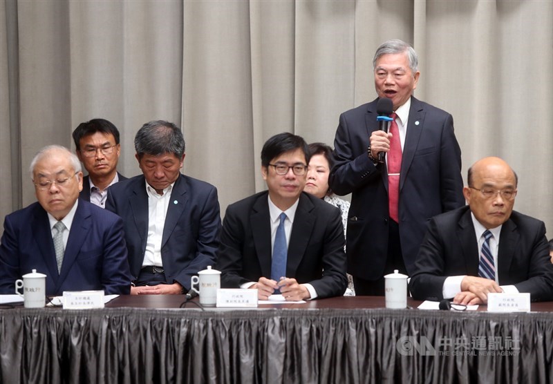 因應武漢肺炎疫情紓困,政府將推動酷碰券刺激消費。經濟部長沈榮津(右2)2日在行政院表示,這次提出「你消費我來折扣回饋」,將透過平台協助,老人的部分也會用敬老卡來協助,每人每月上限新台幣1000元,待疫情紓緩時推動。中央社記者鄭傑文攝 109年4月2日