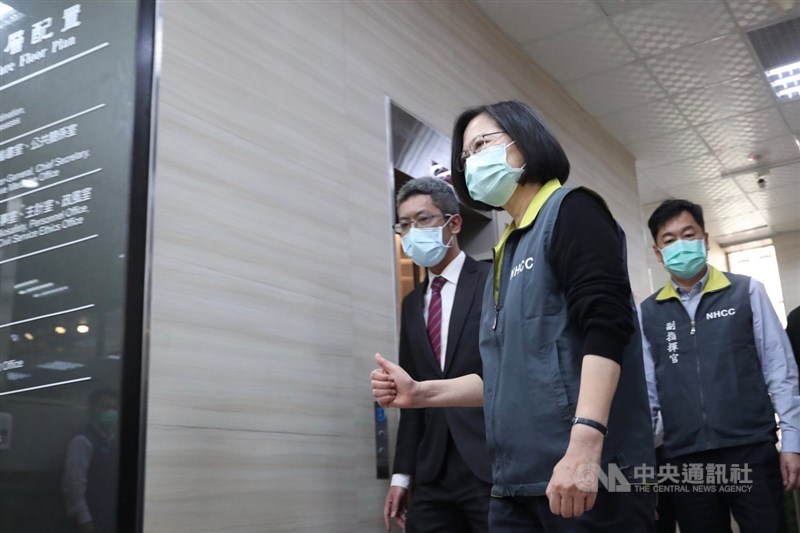 總統蔡英文(前)2日上午前往衛福部疾管署視察中央流行疫情指揮中心,面對媒體關心防疫準備情形,蔡總統比讚回應。中央社記者吳家昇攝 109年4月2日