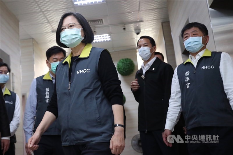 總統蔡英文(前左)2日前往衛福部疾管署視察中央流行疫情指揮中心,蔡總統及指揮官陳時中(前右)、副指揮官陳宗彥(後左2)等人都戴上口罩。中央社記者吳家昇攝 109年4月2日