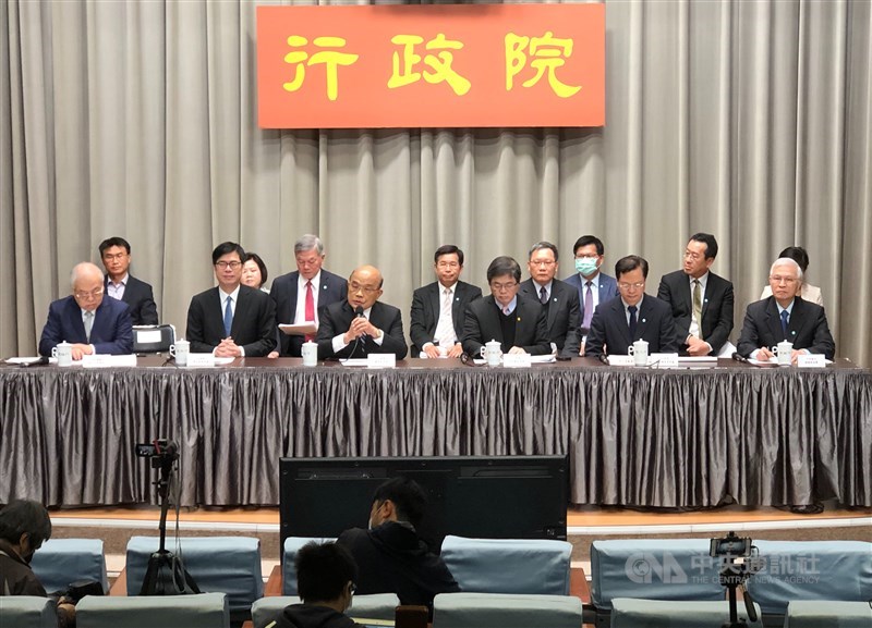 行政院臨時院會後記者會2日上午在新聞中心舉行,行政院長蘇貞昌(前排左3)率各部會首長出席,說明擴大紓困振興的預算與內容。中央社記者鄭傑文攝 109年4月2日