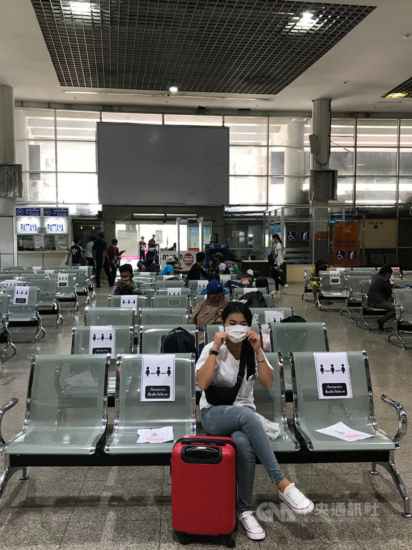 泰國曼谷蒙奇(Mo Chit)巴士轉運站候車區的椅子貼上標籤,要候車民眾隔著一個位置坐下,保持安全距離。中央社記者呂欣憓曼谷攝 109年4月2日