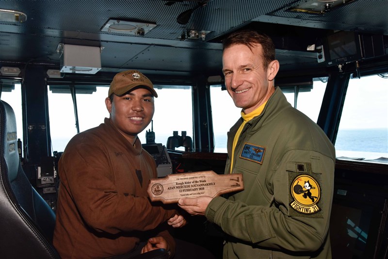 美國國防部2日將遭武漢肺炎衝擊的航艦羅斯福號艦長克勞齊上校(右)解職。(圖取自facebook.com/USSTheodoreRoosevelt)