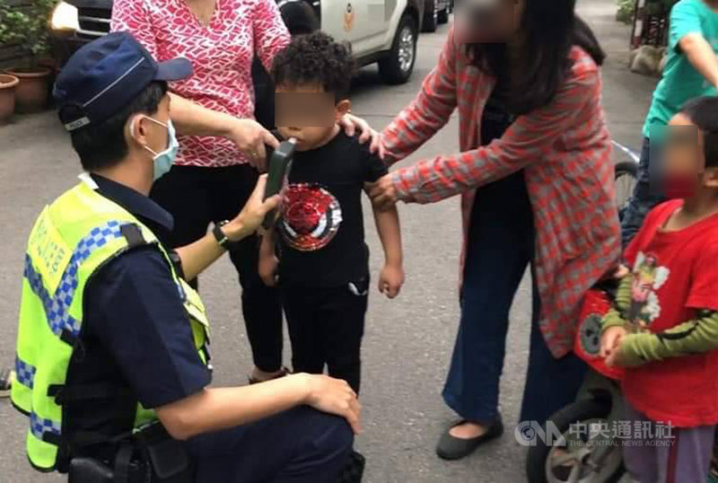 台中市大里區一名5歲男童3日傍晚騎腳踏車撞到百萬特斯拉電動車,楊姓車主報案後,警方到場為男童進行酒測。(楊姓車主提供)中央社記者郝雪卿傳真 109年4月4日