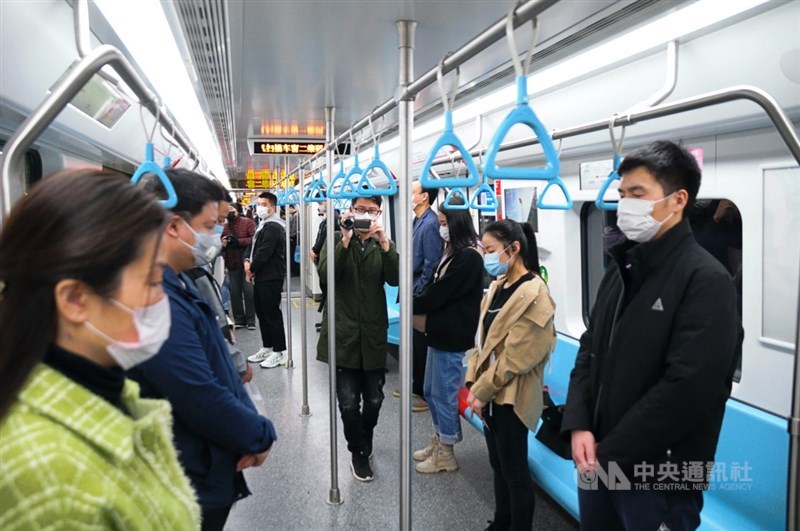 中國4日舉行全國哀悼活動,悼念2019冠狀病毒疾病疫情中的死者。上海地鐵上午10時靠站停駛3分鐘,並鳴笛哀悼,圖為車廂內乘客默哀,有媒體在場拍攝。中央社記者沈朋達上海攝 109年4月4日