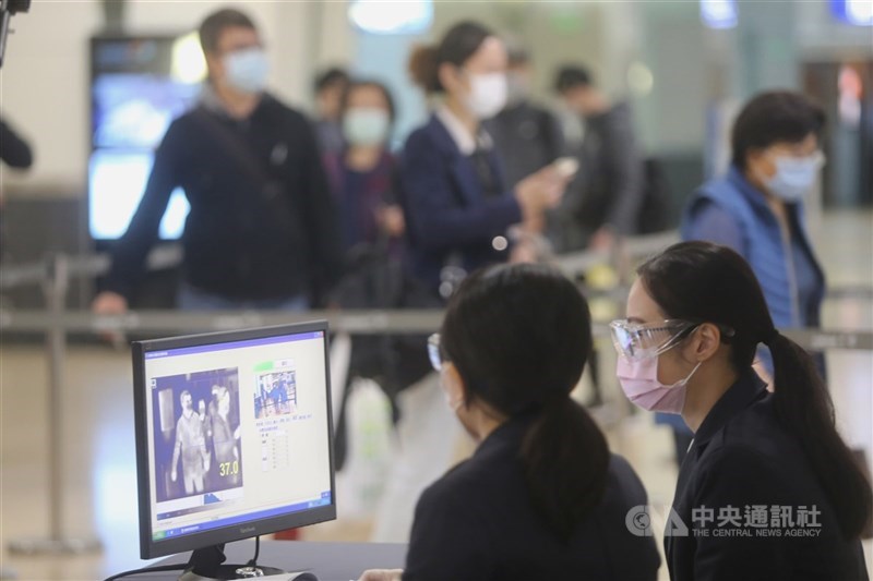 中央流行疫情指揮中心4日開會決議,居家隔離檢疫者隔離期滿後,擬增設7天自主健康管理,提醒少去公共場所、外出戴口罩。圖為高鐵對旅客實施體溫量測。(中央社檔案照片)