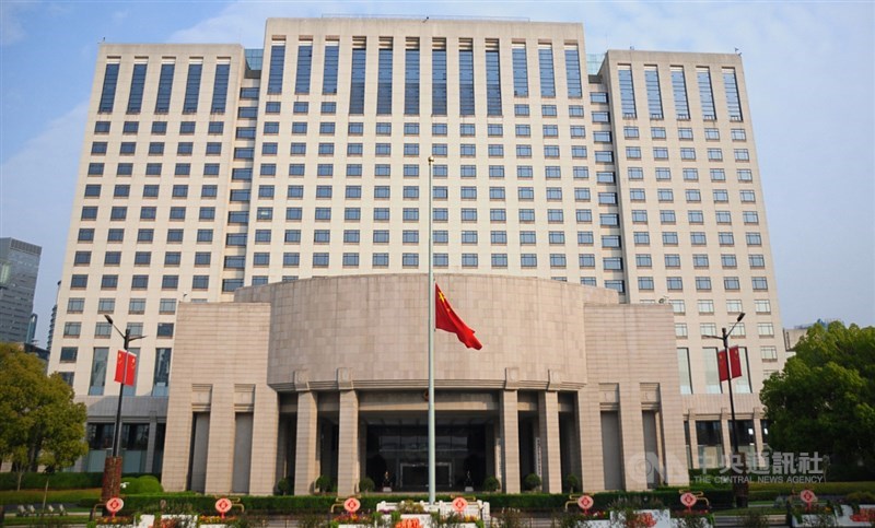 中國4日舉行全國哀悼活動,悼念2019冠狀病毒疾病疫情中的死者和烈士。圖為上海市政府前的旗竿,降下半旗。中央社記者沈朋達上海攝 109年4月4日