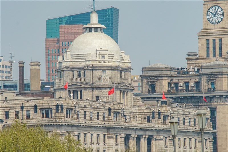 上海外灘江畔知名的52棟西式建築4日也都降下半旗,為武漢肺炎死者致哀。(中新社提供)