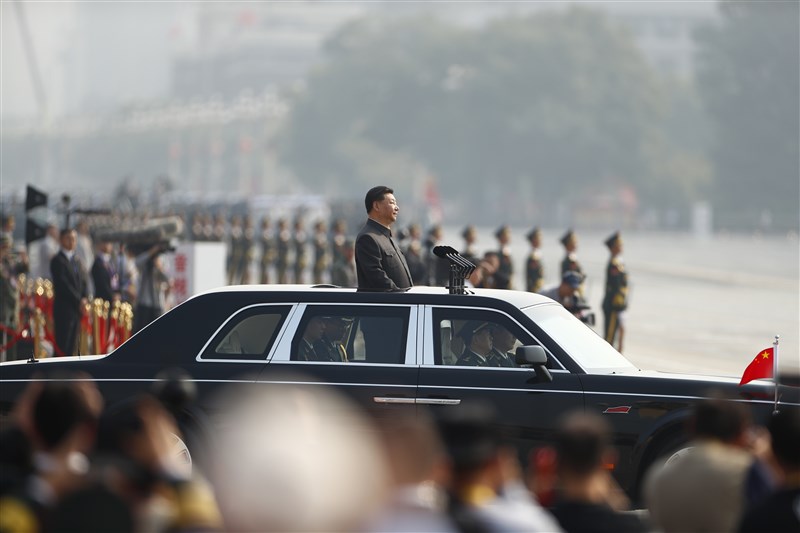 習近平上任後大權獨攬,定於一尊,是中共繼毛澤東之後最有權勢的領導人。圖為2019年10月1日中共舉行成立70週年大規模閱兵。(檔案照片/中新社提供)