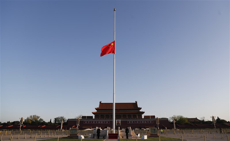 中國通報,3日新增19例武漢肺炎確診,其中18例為境外輸入,1例為武漢的無症狀感染者轉為確診。圖為4日北京天安門廣場降半旗,對因疫情逝世的國人表示哀悼。(中新社提供)