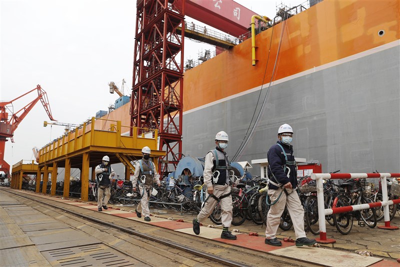 中國各地新增確診人數,節節下降。從內陸開往沿海的復工專列、專機,載著職工重返工作崗位。這一切,都是在為「復工復產」鋪路,為「全面建成小康社會」鋪路。圖為3月3日上海一家造船工司復工,員工佩戴口罩工作。(檔案照片/中新社提供)